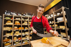 切奶酪的男店员摄影图