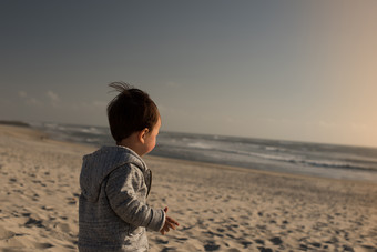 一个男孩在沙滩上玩耍