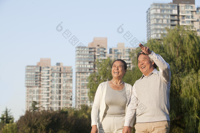 散步的老年人夫妻