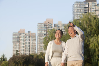 散步的老年人<strong>夫妻</strong>