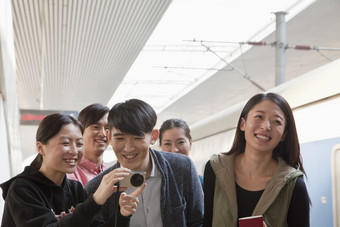 车站一群人男生女生车票旅游出差开心的摄影