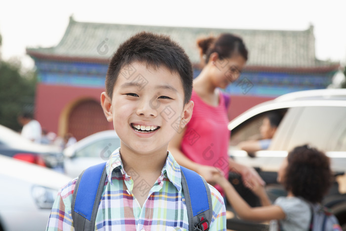 学生小男孩背着书包出游户外旅行微笑景区