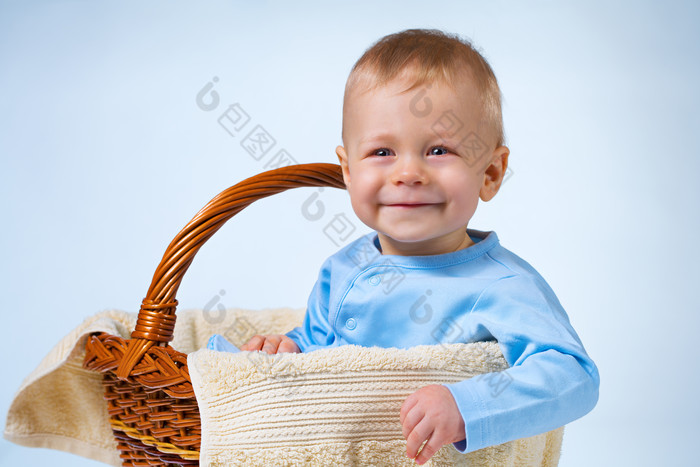 坐在竹篮子里的宝宝