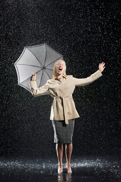 暗色调打伞上女人摄影图