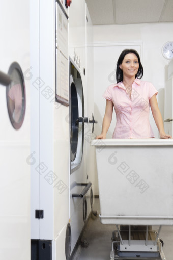 灰色调洗衣服的女子摄影图
