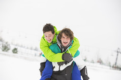 简约风雪地中的男孩摄影图