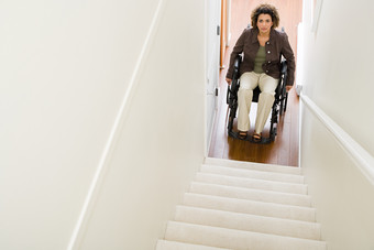 简约上楼梯的残疾人摄影图