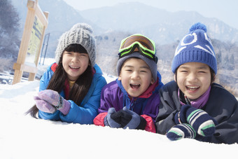 在<strong>滑雪场</strong>的孩子们摄影图