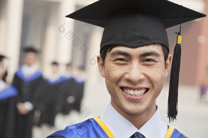 大学生一群人微笑年轻人男生毕业学位帽礼服