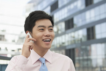 商业城市成功男人销售听电话微笑开心