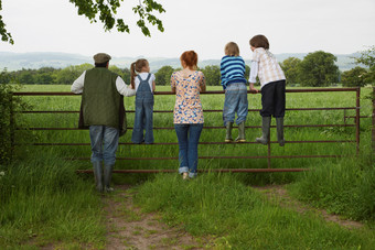 绿色调在农场的孩子们摄影图