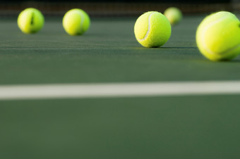 绿色调地上的<strong>网球</strong>摄影图