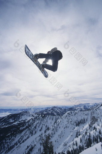 <strong>暗色调</strong>极限滑雪摄影图