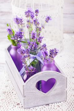 紫色花瓶中的薰衣草