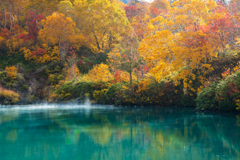 秋季山林湖水景色