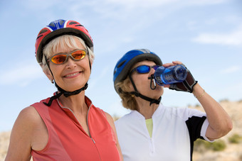 骑自行车休息喝水的女人