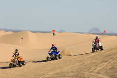 简约沙漠摩托车摄影图
