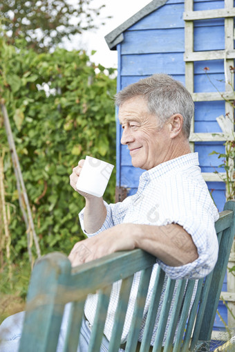清新喝茶的老人摄影图