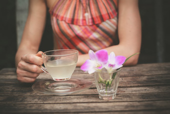 用玻璃杯喝茶的女人摄影图