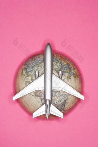 粉色调飞机模型摄影图