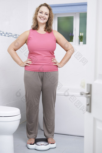 称体重的肥胖女生摄影图