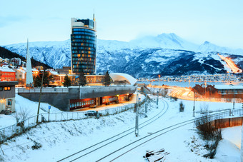 蓝色调冬天的小镇摄影图