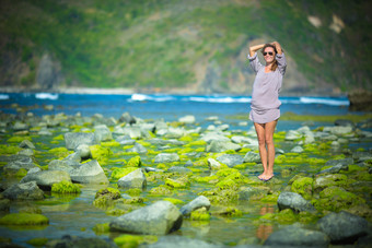 美女假期旅行河边海边绿色生态摄影背景图