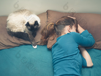 简约沙发的猫和女孩摄影图