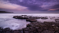 紫色如画的海边风光摄影图