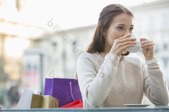 简约风喝咖啡的女子摄影图