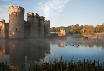 暗色调水边城堡摄影图