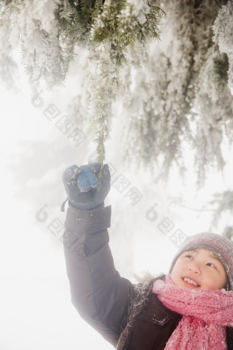 简约<strong>冬天</strong>玩耍的儿童摄影图