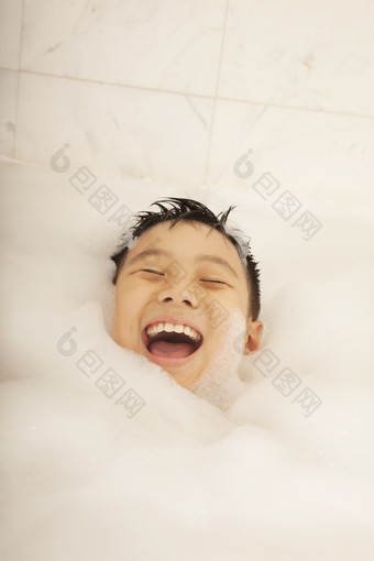 小男孩泡澡浴缸泡泡洗澡开心的微笑摄影图片