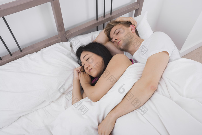 灰色调在床上的一对夫妻摄影图