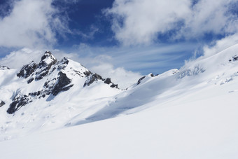 白昼下美丽的雪山风景摄影图