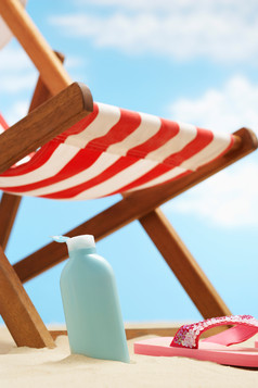 沙滩上的沙滩椅和防晒霜