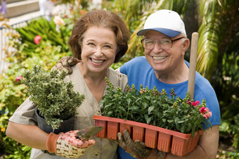 抱着植物的老年夫妻