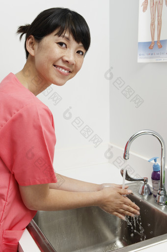 洗手的医护人员摄影图
