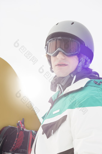 浅色调滑雪男人摄影图