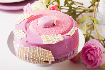 粉色蛋糕和花枝摄影图