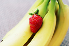 黄色香蕉和红色草莓