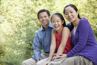 一家人爸爸妈妈女儿<strong>家庭</strong>坐着微笑幸福的<strong>摄影</strong>