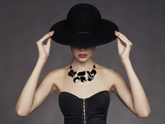 暗色调戴帽子的女性摄影图