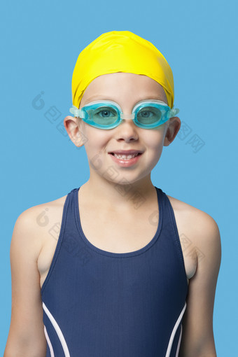 游泳的小男孩摄影图