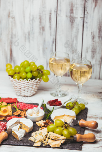 葡萄美食和酒杯摄影图