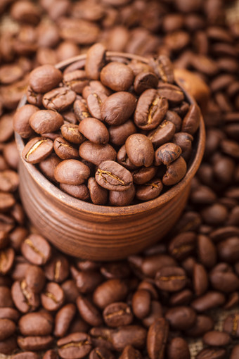 暗色调美味咖啡豆摄影图