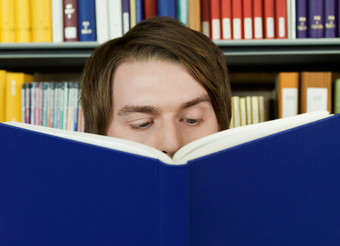 男人图书馆阅读书籍