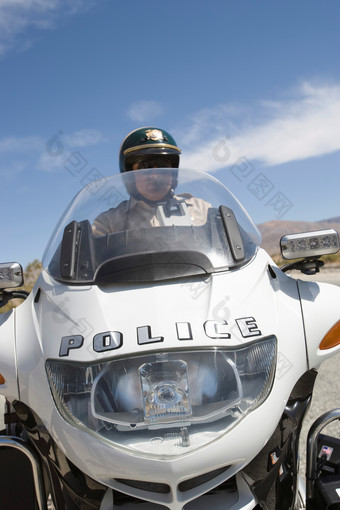 骑摩托车的交警摄影图