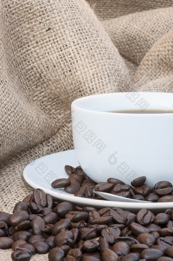 杯子里的咖啡和<strong>咖啡豆</strong>