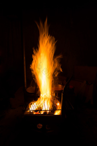 暗色调燃烧的火摄影图